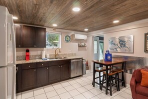 ハウス ベッド (複数台) スパ浴槽 (Hawk's Landing) | 専用キッチン