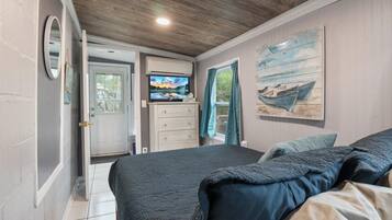 Casa, varias camas, hidromasaje (Hawk's Landing) | 2 habitaciones, decoración personalizada y muebles diferentes