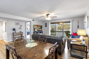 Casa, diversos llits, pati (Pelican Place) | Sala d'estar