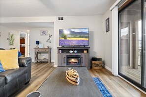 Casa, diversos llits, pati (Pelican Place) | Sala d'estar