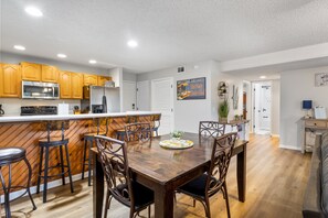 2 bedrooms, individually decorated, individually furnished, bed sheets - Central Location, Unlimited Indoor & Outdoor Fun (Osage Beach)