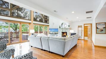 House, Multiple Beds, Patio (Byrde's Hideaway) | Living area