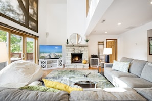 House, Multiple Beds, Patio (Byrde's Hideaway) | Living area