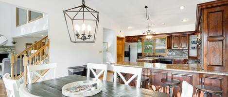 House, Multiple Beds, Patio (Byrde's Hideaway) | 5 bedrooms, individually decorated, individually furnished, bed sheets