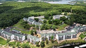 Un resort con diversi edifici, un molo e un lago.