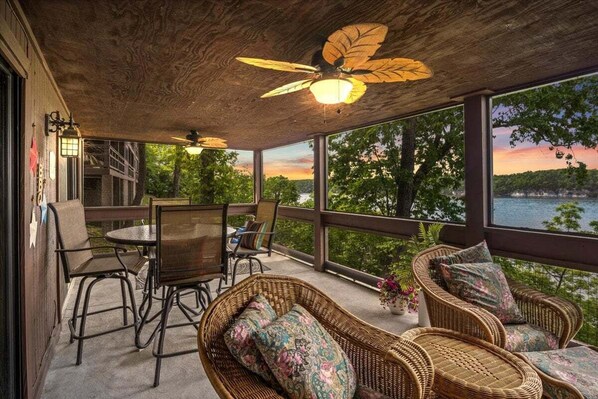 Outdoor dining - Excellent Family Stay w/ Boat Slip, 2 Pools, Hot Tub, Courts & Arcade Games (Osage Beach)