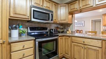 Condo, várias camas, acesso à piscina (Knolls Haven) | Cozinha privada