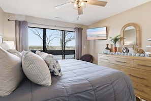 3 bedrooms, individually decorated, individually furnished, bed sheets - Excellent Family Stay w/ Boat Slip, 2 Pools, Hot Tub, Courts & Arcade Games (Osage Beach)
