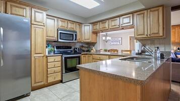 Condo, várias camas, acesso à piscina (Knolls Haven) | Cozinha privada