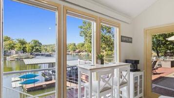 Casa, varias camas, patio (Wolf Lakehouse) | Interior