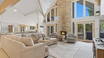 Casa, varias camas, patio (Wolf Lakehouse) | Área de sala de estar