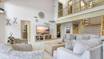 Casa, varias camas, patio (Wolf Lakehouse) | Área de sala de estar