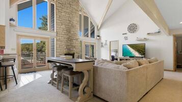 Casa, varias camas, patio (Wolf Lakehouse) | Área de sala de estar