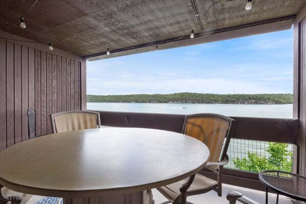 Huoneisto, useita sänkyjä, pääsy uima-altaalle (Lakeside Oasis) | Näkymä huoneesta