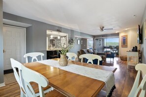 Huoneisto, useita sänkyjä, pääsy uima-altaalle (Lakeside Oasis) | 2 makuuhuonetta, yksilöllisesti sisustettu, yksilöllisesti kalustettu