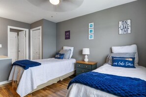 Huoneisto, useita sänkyjä, pääsy uima-altaalle (Lakeside Oasis) | 2 makuuhuonetta, yksilöllisesti sisustettu, yksilöllisesti kalustettu