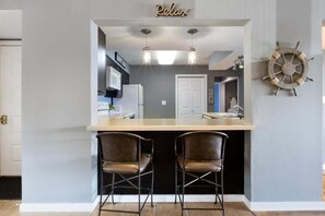 Condo, varias camas, acceso a la alberca (Lakeside Oasis) | Cocina privada