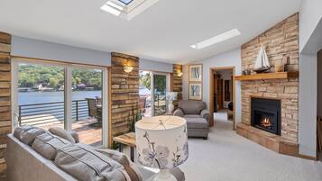 Maison, plusieurs lits, patio (Bogue Bay Lake Front Oasis) | Coin séjour