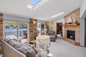 Nhà, nhiều giường, sân hiên (Bogue Bay Lake Front Oasis) | Khu phòng khách