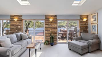 獨棟房屋, 多張床, 庭院 (Bogue Bay Lake Front Oasis) | 起居區