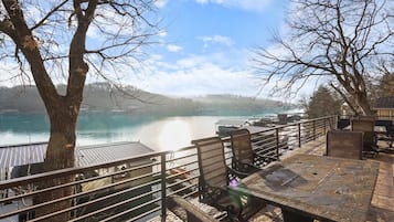 Casa, varias camas, patio (Bogue Bay Lake Front Oasis) | Vista desde la habitación