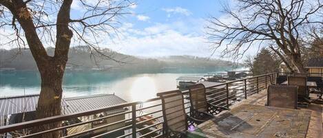 Maison, plusieurs lits, patio (Bogue Bay Lake Front Oasis) | Vue de la chambre