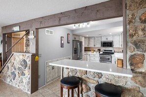 Maison, plusieurs lits, bain à remous (Sunrise Retreat) | Cuisine privée