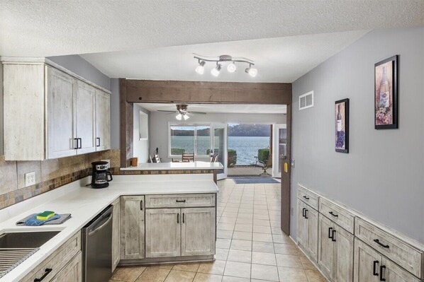 Casa, varias camas, hidromasaje (Sunrise Retreat) | Cocina privada