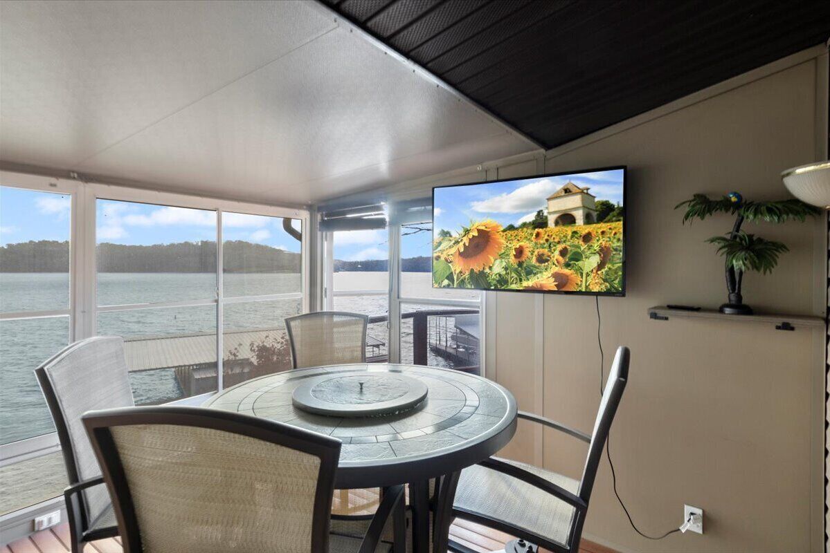 ハウス ベッド (複数台) スパ浴槽 (Sunrise Retreat) | 4 室のベッドルーム、客室ごとに異なる装飾、客室ごとに異なるインテリア、ベッドシーツ