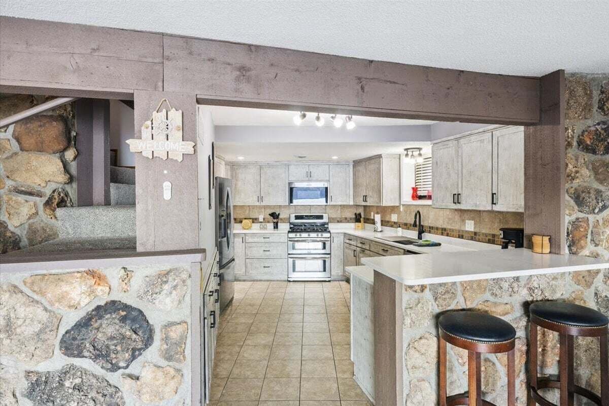 House, Multiple Beds, Hot Tub (Sunrise Retreat) | Private kitchen