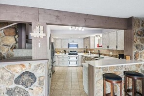 Maison, plusieurs lits, bain à remous (Sunrise Retreat) | Cuisine privée