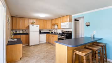 House, Multiple Beds, Patio (Dock Holiday) | Private kitchen