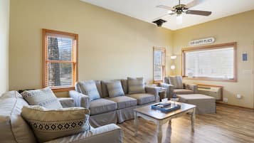 Hus - flere senge - terrasse (Dock Holiday) | Opholdsområde