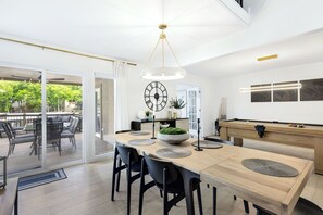 ハウス ベッド (複数台) パティオ (Lakeside Lux) | 4 室のベッドルーム、客室ごとに異なる装飾、客室ごとに異なるインテリア、ベッドシーツ