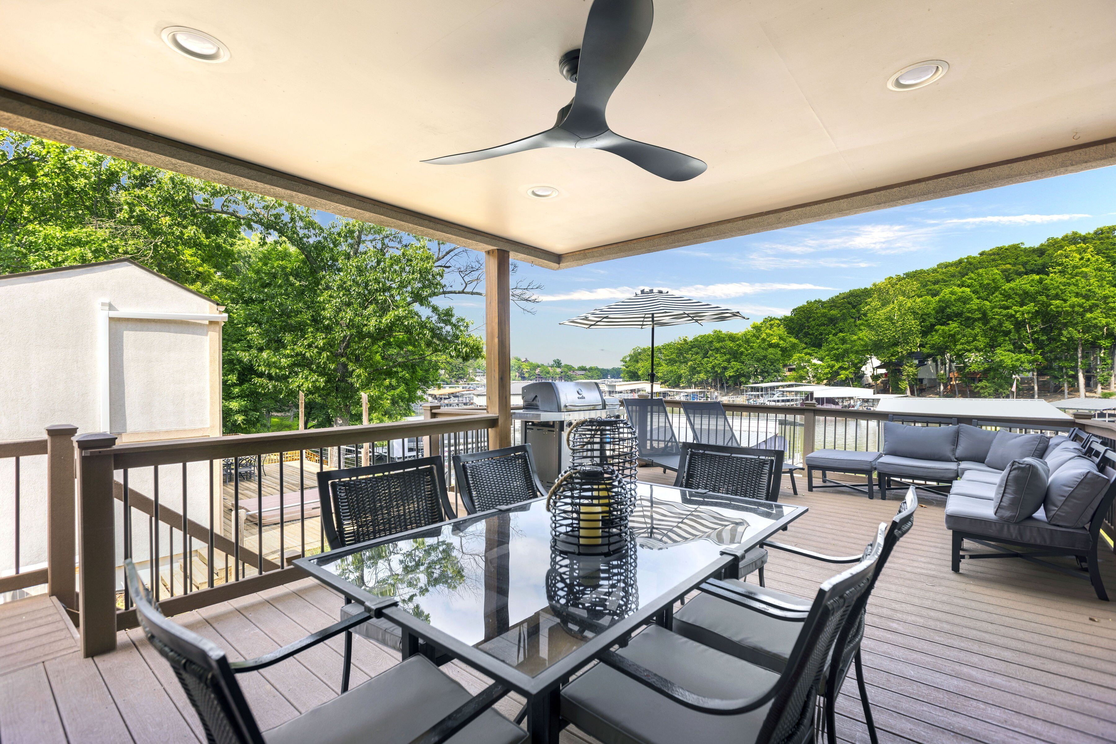 ハウス ベッド (複数台) パティオ (Lakeside Lux) | 屋外ダイニングエリア