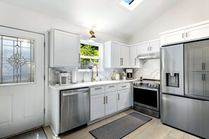Private kitchen - Newly Remodeled w/ Dock, Boat & PWC Slips, Pool Table & Golden Tee (Osage Beach)