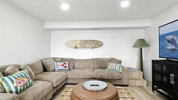 Casa, varias camas, hidromasaje (Heron at Onyx Edge) | Área de sala de estar