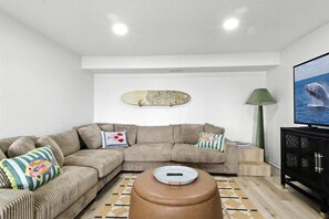 Casa, varias camas, hidromasaje (Heron at Onyx Edge) | Área de sala de estar