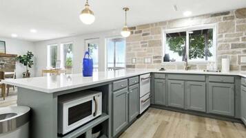 House, Multiple Beds, Hot Tub (Heron at Onyx Edge) | Private kitchen