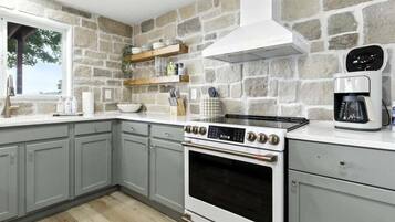 Hus, flere senger, spabadekar (Heron at Onyx Edge) | Eget kjøkken