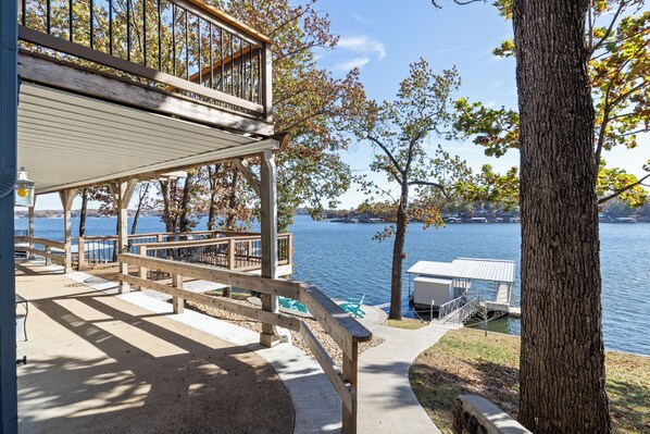 إطلالة على البحيرة