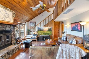 House, Multiple Beds, Patio (Cozy Digs Lake Lodge) | Living area