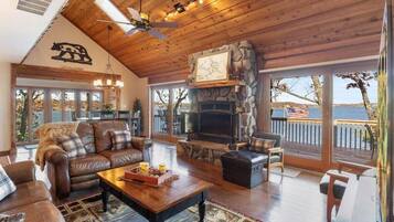House, Multiple Beds, Patio (Cozy Digs Lake Lodge) | Living area
