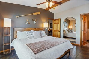 Nhà, nhiều giường, sân hiên (Cozy Digs Lake Lodge) | 5 phòng ngủ, trang trí khác biệt 