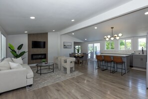 Maison, plusieurs lits, patio (Off The Hook) | Coin séjour