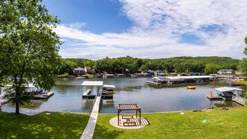 Nhà, nhiều giường, sân hiên (Off The Hook) | Quang cảnh hồ