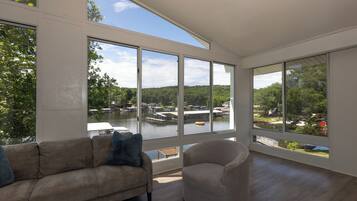 Nhà, nhiều giường, sân hiên (Off The Hook) | Nội thất