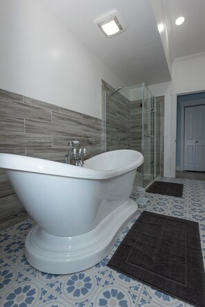Casa, varias camas, patio (Off The Hook) | Baño | Toallas 