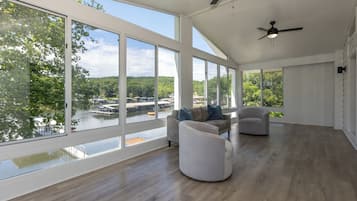 Nhà, nhiều giường, sân hiên (Off The Hook) | Nội thất