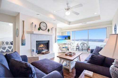 Upscale Condo, Amazing Views, Pools and Pickleball